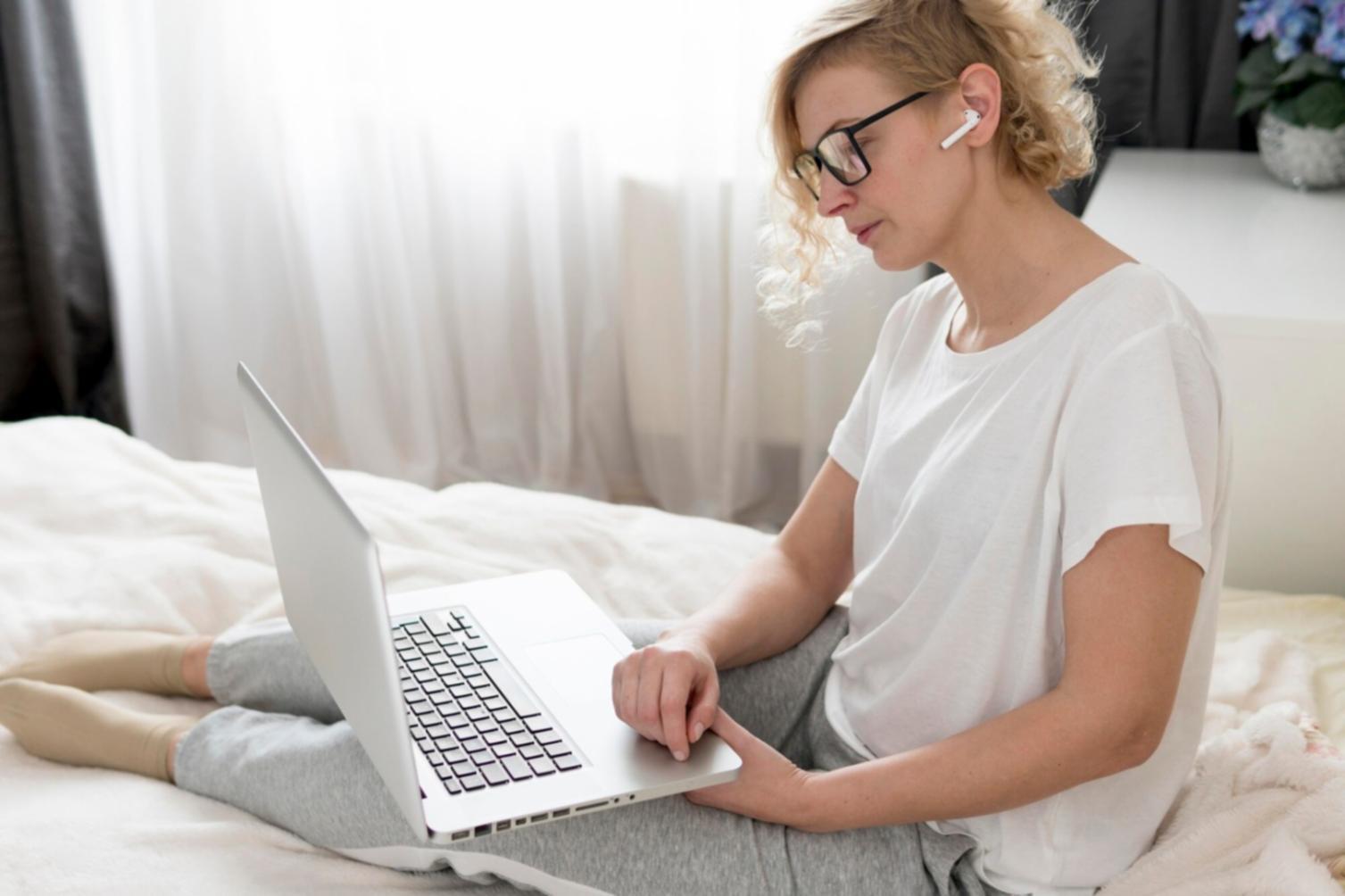 Professionelles Teammeeting mit Budgetplanungsunterlagen